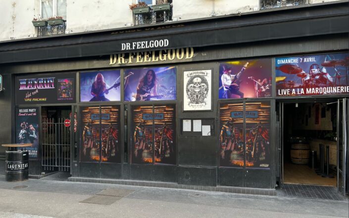 BlackRain en devanture du bar Dr Feelgood à Paris