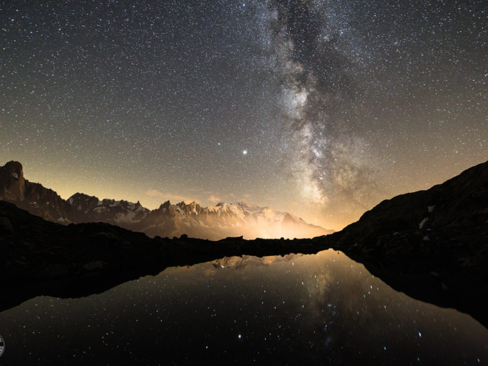 Voie lactée au-dessus du lac des Chéserys et du massif du Mont-Blanc, reflet dans l’eau, Chamonix