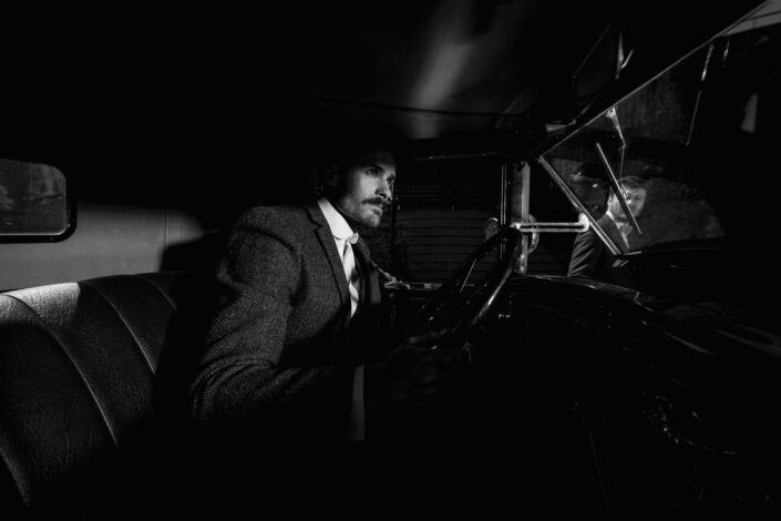 Photo d'un portrait noir et blanc d'un homme lors d’un EVG thème Peaky Blinders