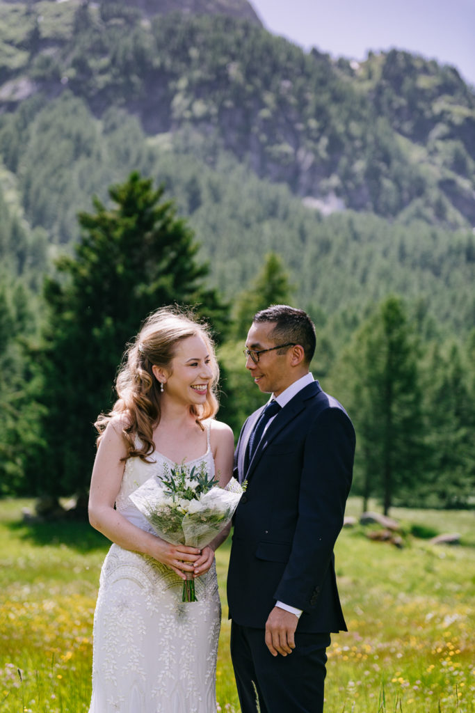 Photos de mariés dans un champs à Chamonix