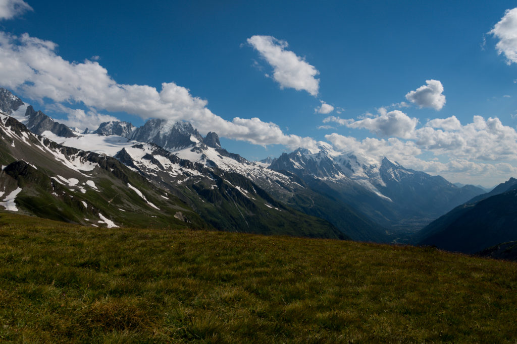 Photo de la vallée de Chamonix Mont Blanc au début de l'été, prise par le photographe Julien Zannoni
