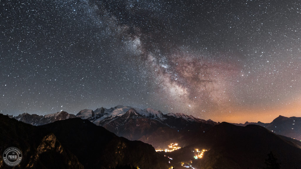 Astrophotographie avec la voie lactée au dessus de la chaine du Mont Blanc dans la vallée de Chamonix en Haute Savoie