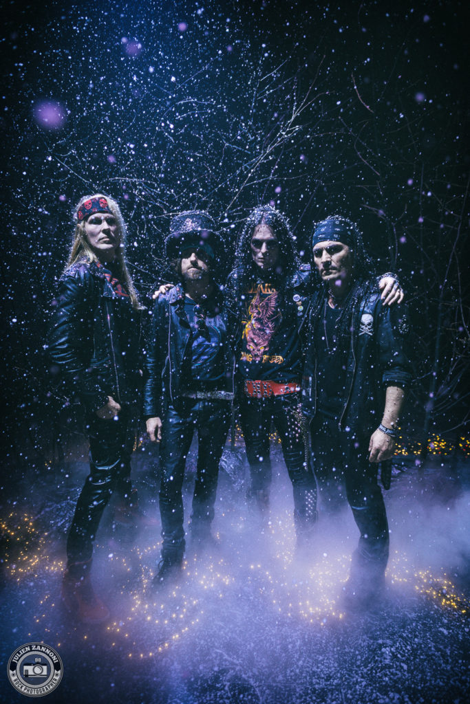 Le groupe BlackRain posant dans une brume bleue parsemée d'étoiles, portrait promotionnel pour le clip Nobody but You