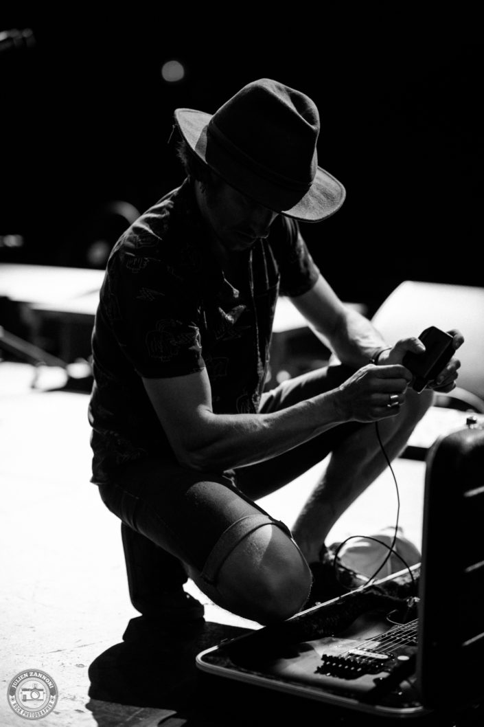 Photo backstage en noir et blanc de groupe BlackRain