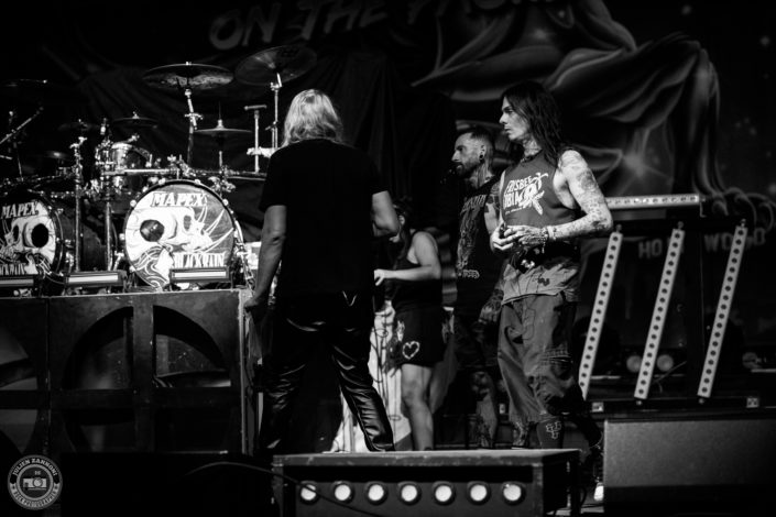 Photo backstage en noir et blanc de groupe BlackRain