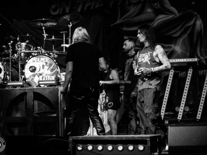 Photo backstage en noir et blanc de groupe BlackRain