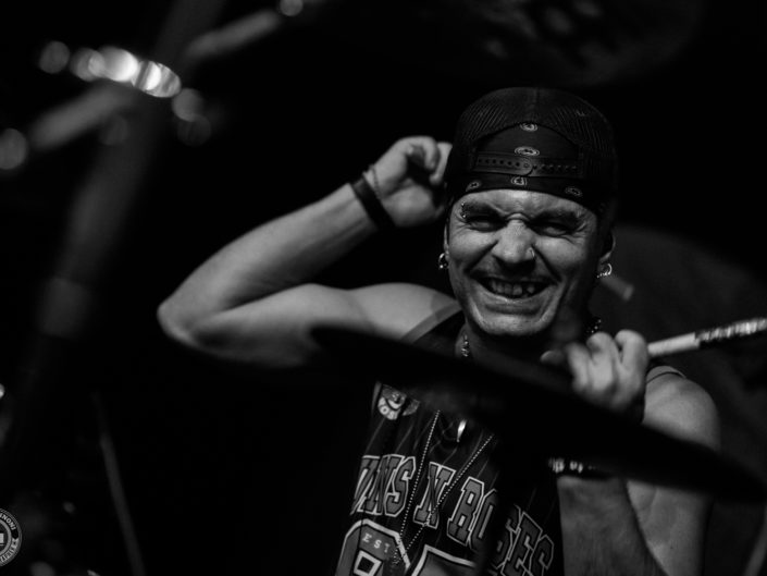 Photo backstage en noir et blanc de groupe BlackRain