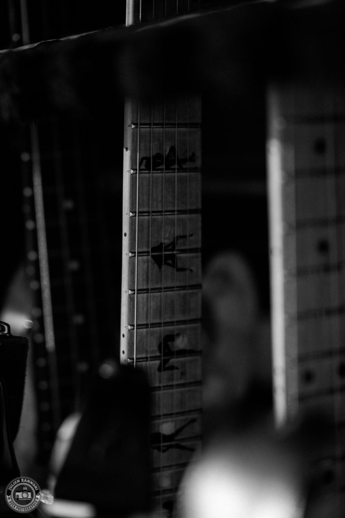 Photo backstage en noir et blanc de groupe BlackRain
