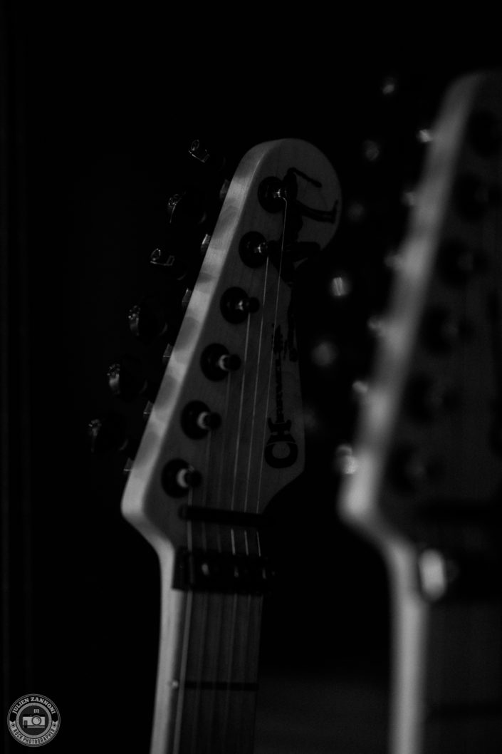 Photo backstage en noir et blanc de groupe BlackRain