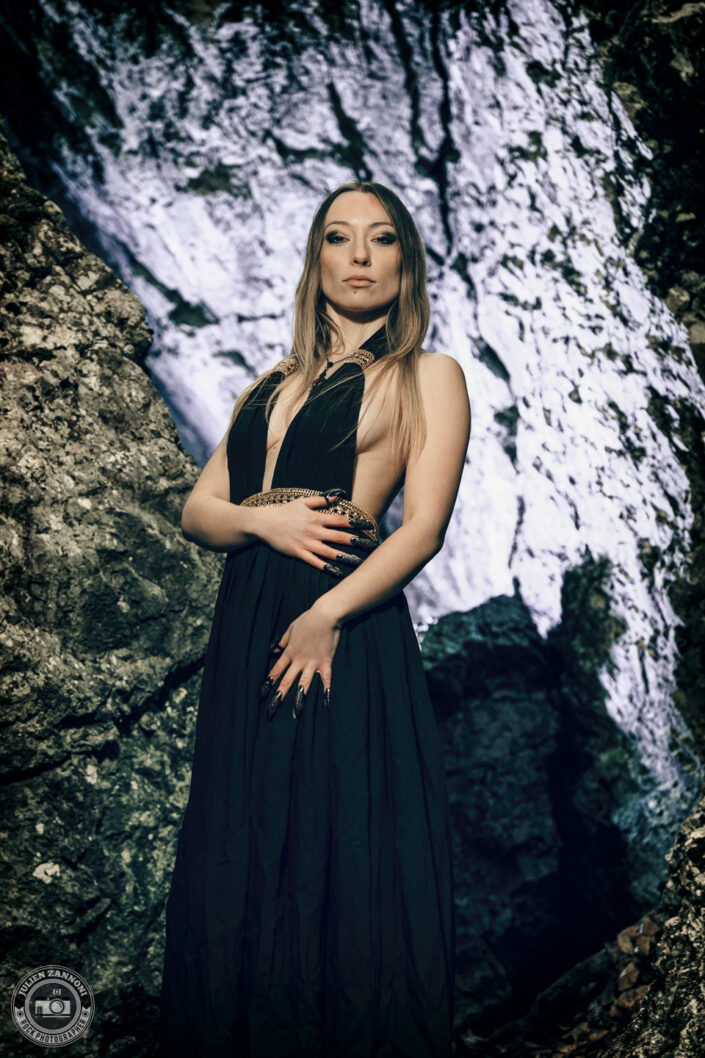 Floriane en robe noire dans une forêt rocheuse, photographie artistique par Julien Zannoni