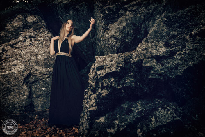 Floriane en robe noire dans une forêt rocheuse, photographie artistique par Julien Zannoni
