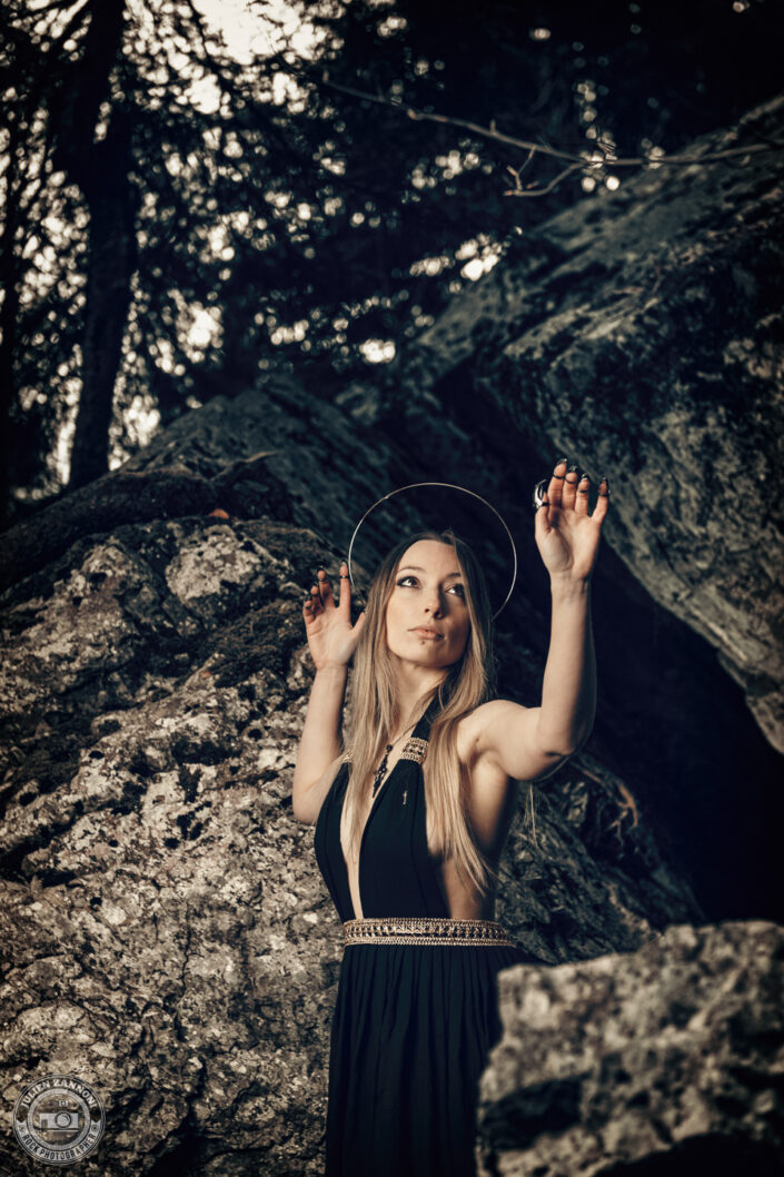 Floriane en robe noire dans une forêt rocheuse, photographie artistique par Julien Zannoni