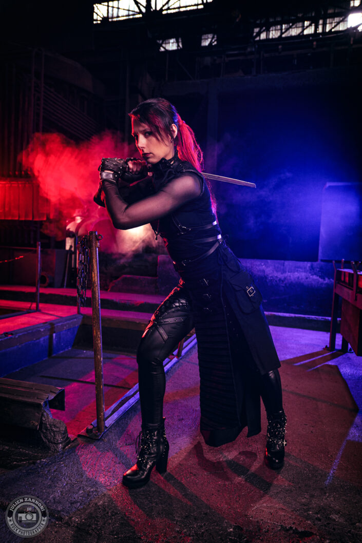 Shooting promo metal de Laurhell dans une usine désaffectée avec un katana