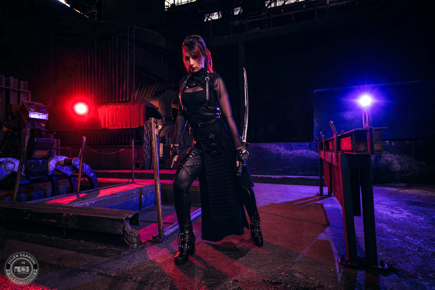 Shooting promo metal de Laurhell dans une usine désaffectée avec un katana