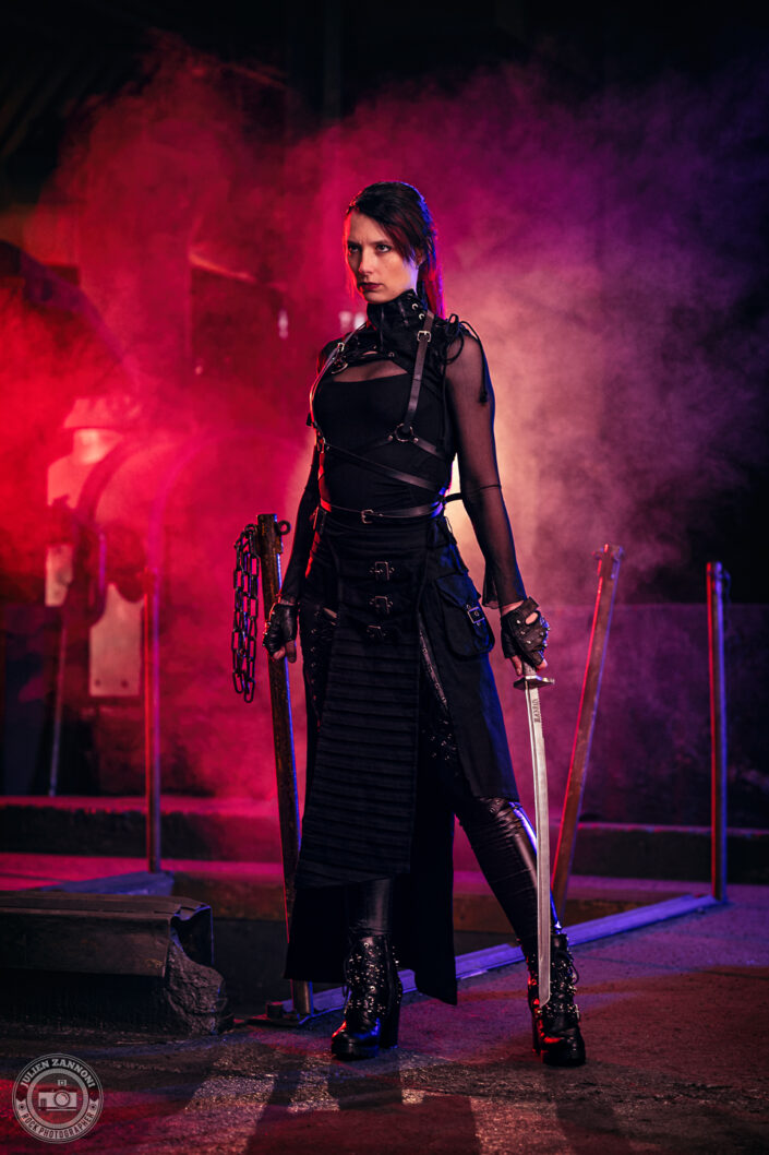 Shooting promo metal de Laurhell dans une usine désaffectée avec un katana