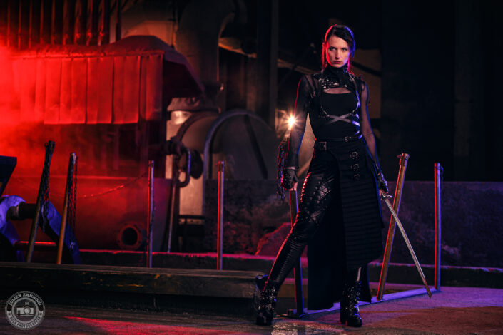 Shooting promo metal de Laurhell dans une usine désaffectée avec un katana