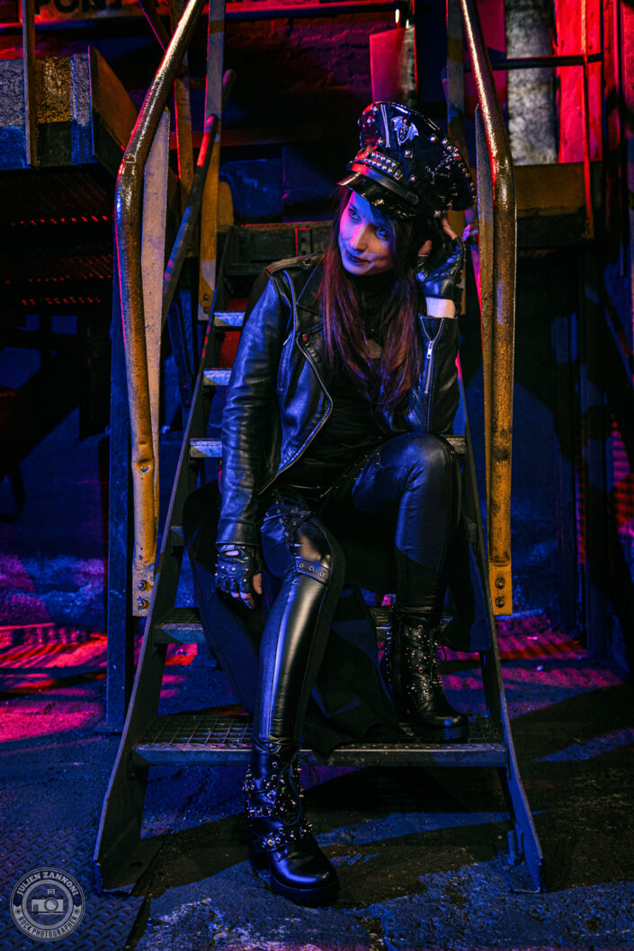 Shooting promo metal de Laurhell dans une usine désaffectée avec un katana
