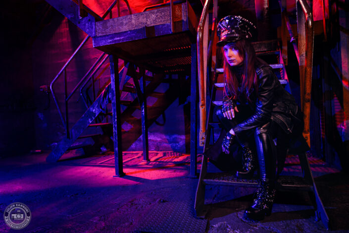 Shooting promo metal de Laurhell dans une usine désaffectée avec un katana