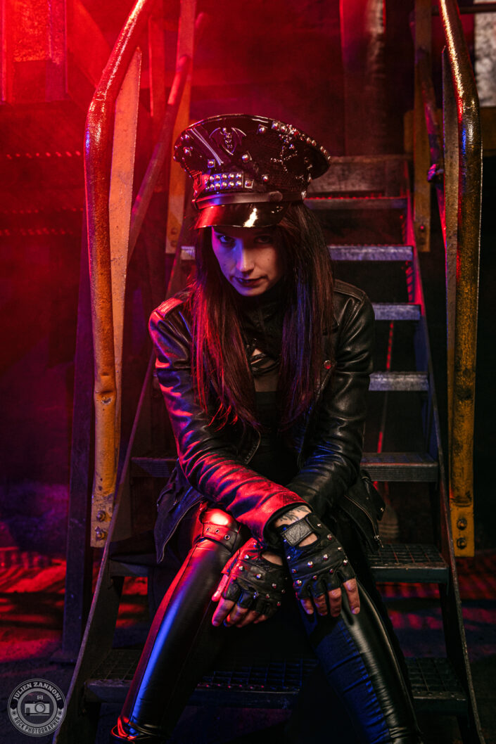 Shooting promo metal de Laurhell dans une usine désaffectée avec un katana