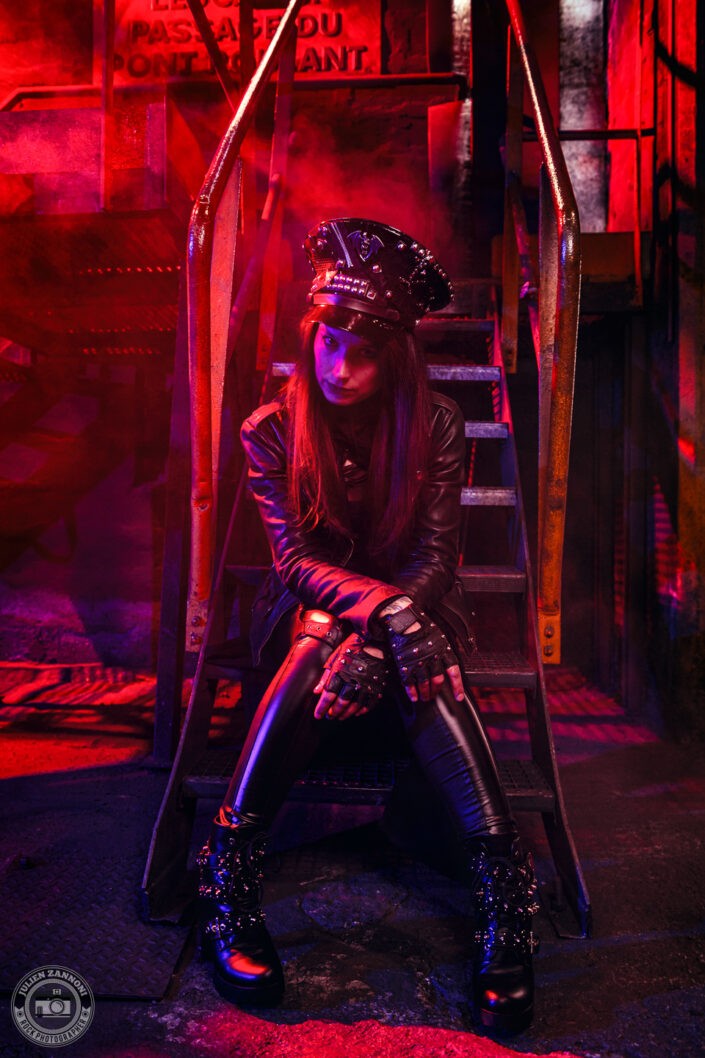Shooting promo metal de Laurhell dans une usine désaffectée avec un katana