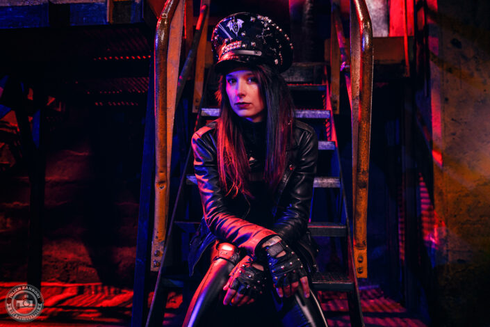 Shooting promo metal de Laurhell dans une usine désaffectée avec un katana