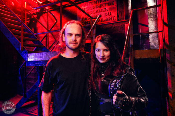 Shooting promo metal de Laurhell dans une usine désaffectée avec un katana
