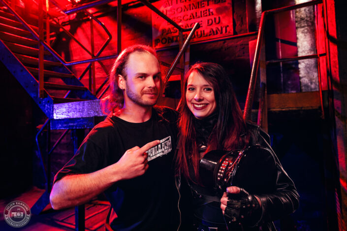 Shooting promo metal de Laurhell dans une usine désaffectée avec un katana