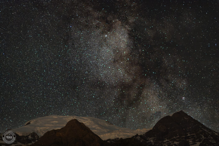 Voie lactée au-dessus de la chaîne du Mont-Blanc, photographiée depuis la vallée de Chamonix par une nuit de ciel clair.