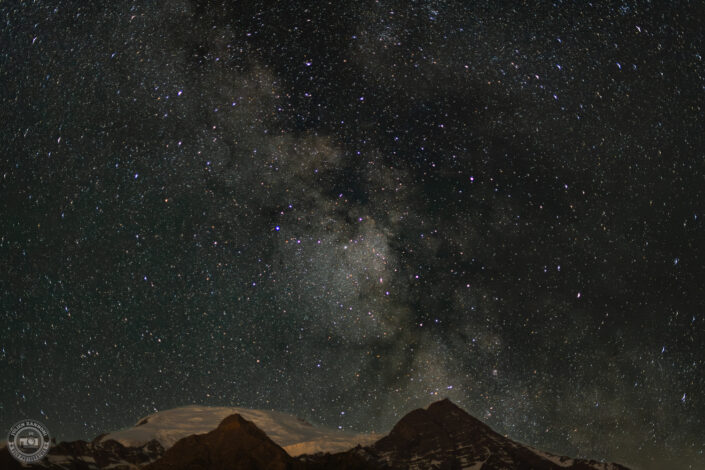 Voie lactée au-dessus de la chaîne du Mont-Blanc, photographiée depuis la vallée de Chamonix par une nuit de ciel clair.