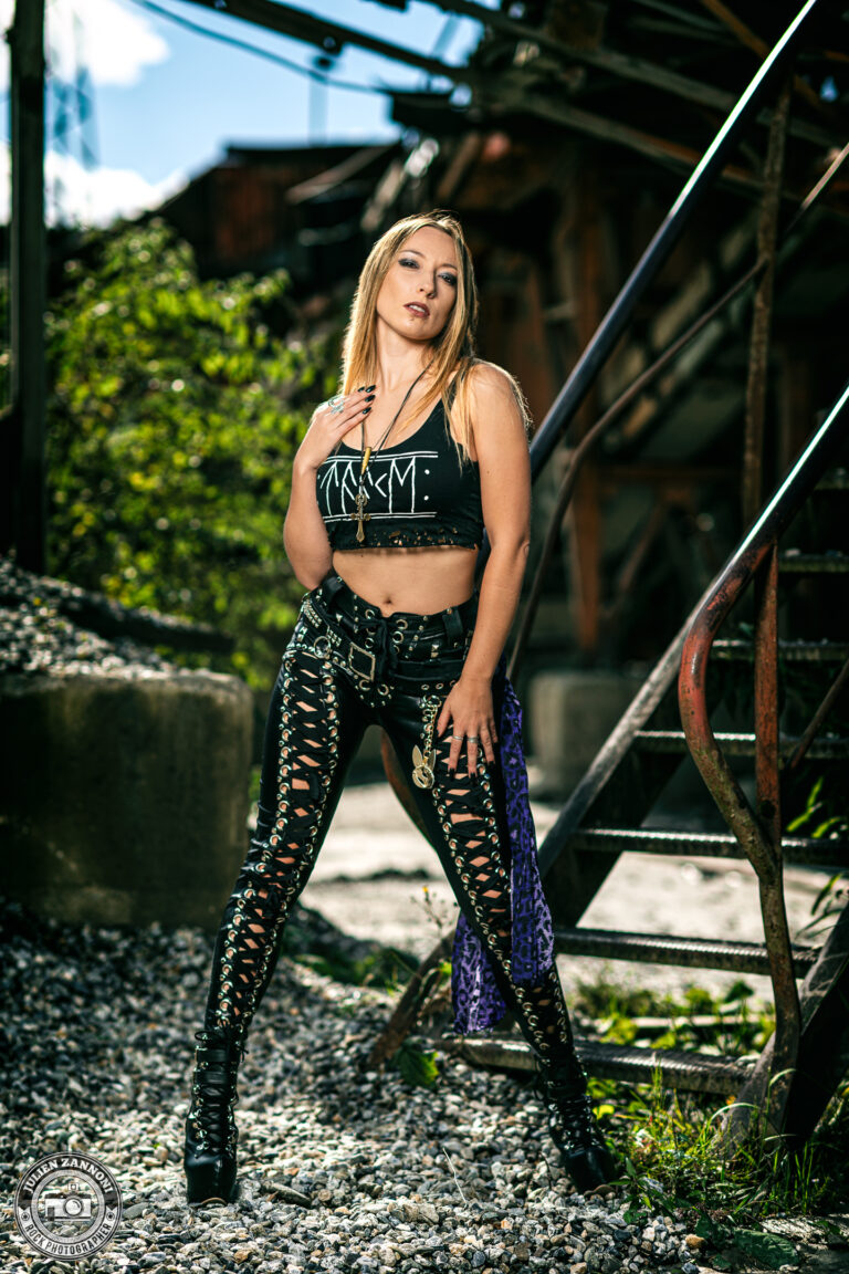 Portrait féminin rock réalisé par Julien Zannoni — série photo avec Floriane, style « nana rock », lumière créative et ambiance urbaine.