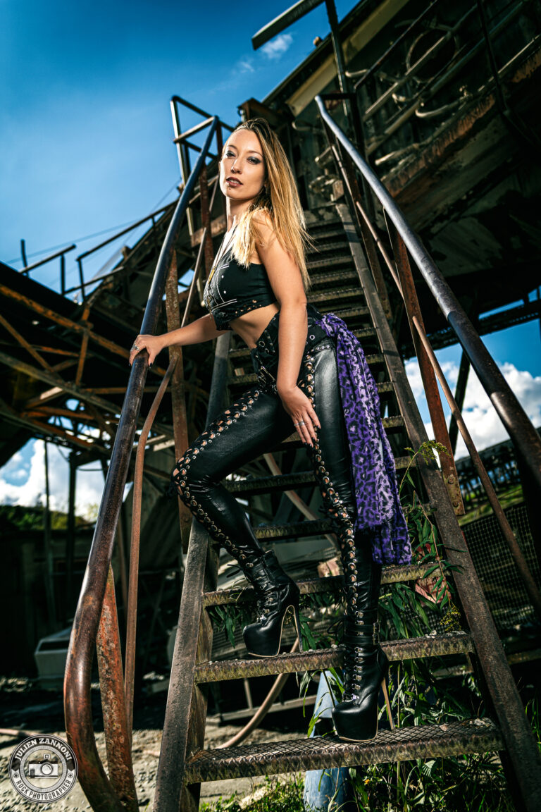 Portrait féminin rock réalisé par Julien Zannoni — série photo avec Floriane, style « nana rock », lumière créative et ambiance urbaine.