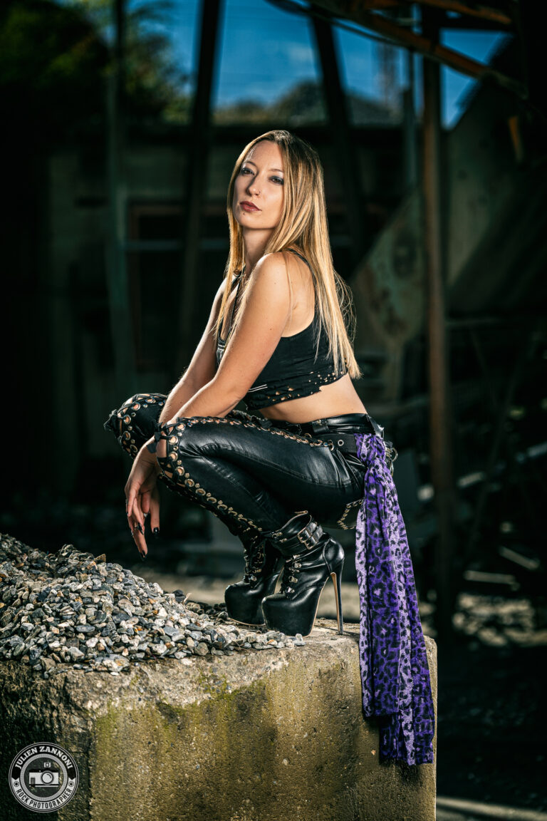 Portrait féminin rock réalisé par Julien Zannoni — série photo avec Floriane, style « nana rock », lumière créative et ambiance urbaine.