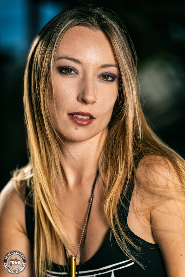 Portrait féminin rock réalisé par Julien Zannoni — série photo avec Floriane, style « nana rock », lumière créative et ambiance urbaine.