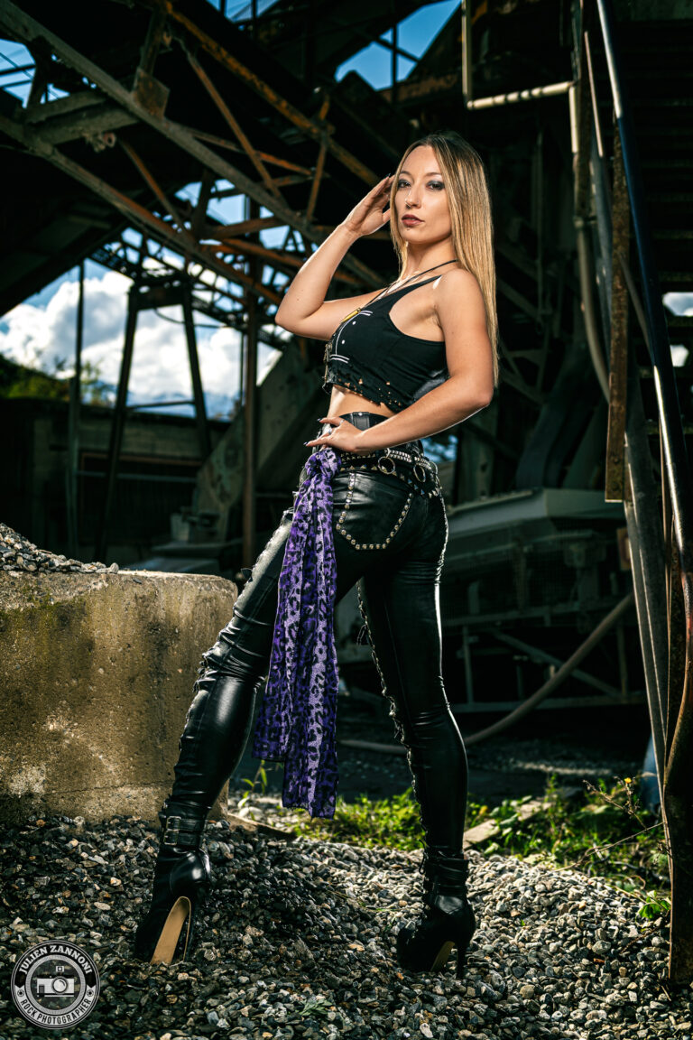 Portrait féminin rock réalisé par Julien Zannoni — série photo avec Floriane, style « nana rock », lumière créative et ambiance urbaine.