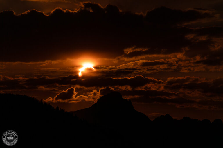 Soleil partiellement éclipsé au-dessus des sommets de Chamonix