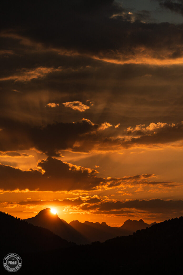 Éclipse solaire et rayons de soleil derrière les montagnes à Chamonix