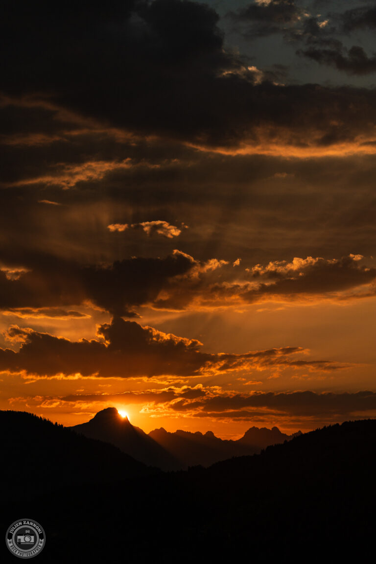 Éclipse solaire au coucher du soleil au-dessus des montagnes de Chamonix