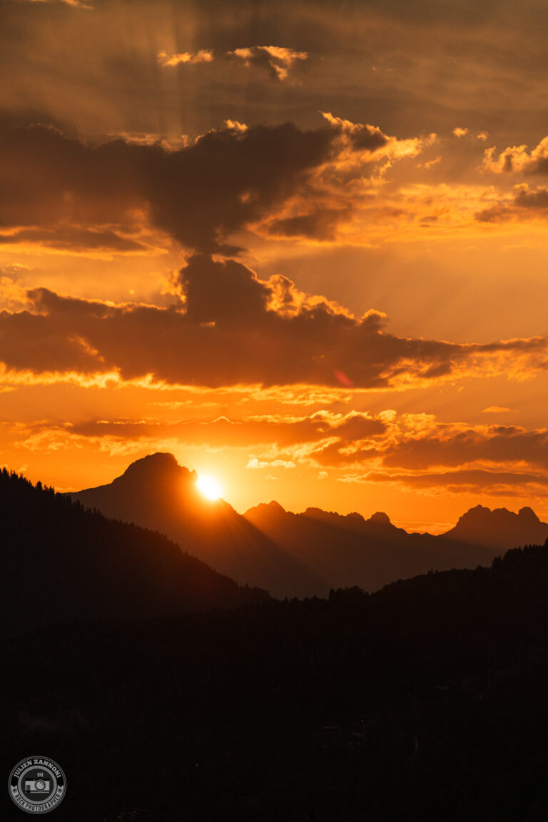 Coucher de soleil et éclipse solaire derrière les montagnes de Chamonix