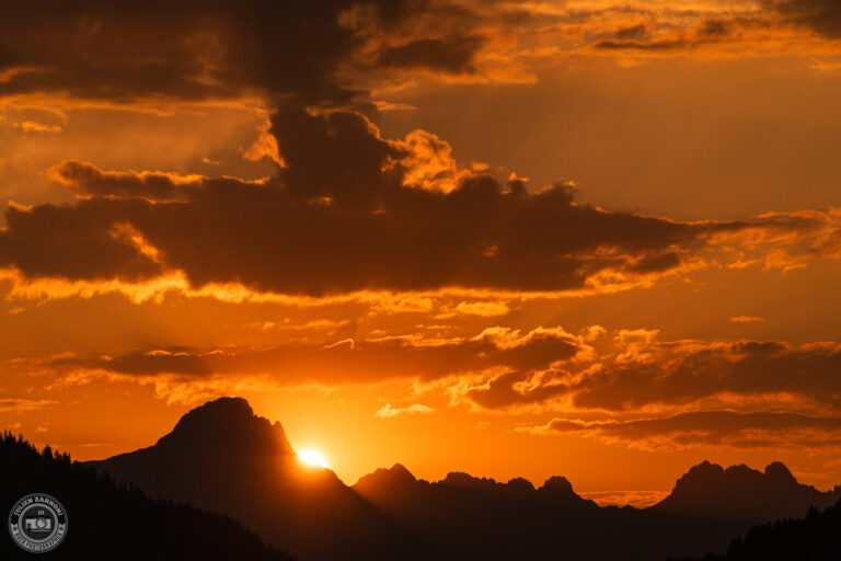Rayons lumineux du soleil autour d’une éclipse au coucher du soleil dans les Alpes