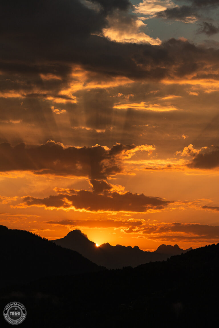Éclipse solaire photographiée au-dessus des montagnes de la vallée de Chamonix